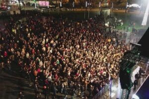 İzmir B&uuml;y&uuml;kşehir Belediyesi tarafından &ldquo;İzmir&rsquo;in yeni y&uuml;zyılı başlıyor&rdquo; sloganıyla hazırlanan