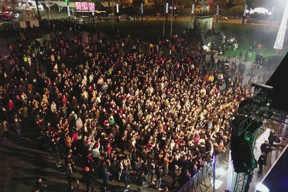 İzmir B&uuml;y&uuml;kşehir Belediyesi tarafından &ldquo;İzmir&rsquo;in yeni y&uuml;zyılı başlıyor&rdquo; sloganıyla hazırlanan