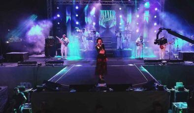 İzmirliler 30 Ağustos’u Zeynep Bastık konseriyle kutladı