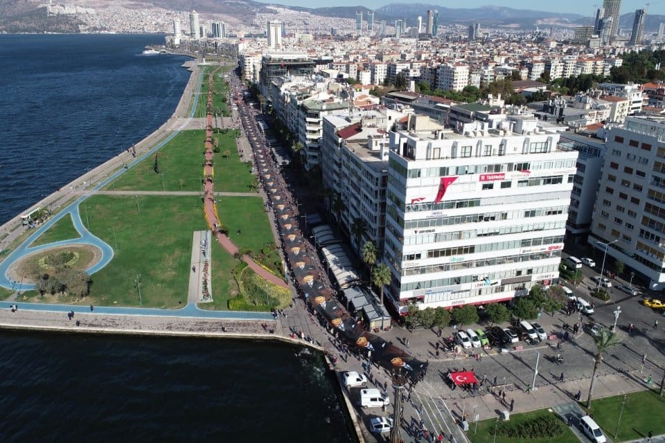 İzmir B&uuml;y&uuml;kşehir Belediyesi&rsquo;nin 10 Kasım Atat&uuml;rk'&uuml; Anma programı kapsamında d&uuml;zenlediği
