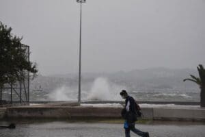 İzmir'de, yarından itibaren fırtına beklendiği belirtilerek, 2 g&uuml;n s&uuml;recek olumsuz