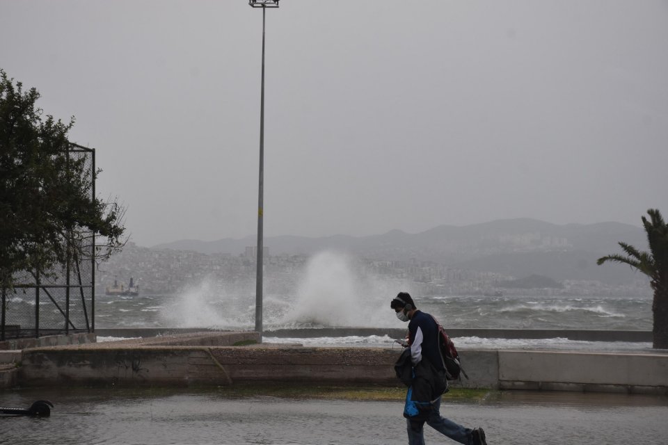 İzmir'de, yarından itibaren fırtına beklendiği belirtilerek, 2 g&uuml;n s&uuml;recek olumsuz