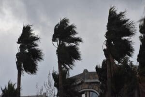 İzmir'de yarından itibaren 2 g&uuml;n boyunca fırtına beklendiği belirtilerek, vatandaşlardan