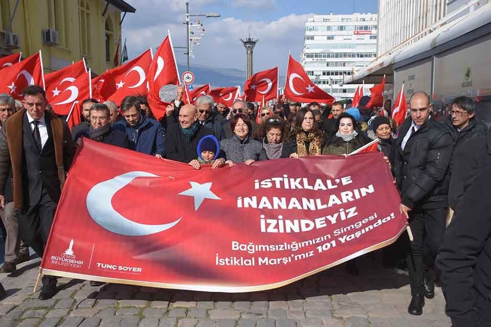 İstiklal Marşı'nın kabul&uuml;n&uuml;n 101. yılı İzmir'de Konak Atat&uuml;rk Meydanı'nda d&uuml;zenlenen