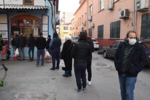 Haftasonu uygulanan sokağa çıkma kısıtlamasında İzmir Alsancak'ta bulunan kumru ve