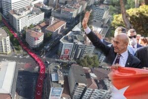 İzmir'in kurtuluşunun 99. yıld&ouml;n&uuml;m&uuml; kutlamaları yine b&uuml;y&uuml;k bir katılım ve