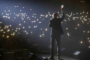 İzmirliler 2023&rsquo;e G&uuml;lşen konseriyle girdi. Uzun bir aradan sonra&nbsp; ilk