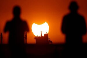 2022 yılının ikinci par&ccedil;alı g&uuml;neş tutulması tutulması bug&uuml;n yaşanacak. Yaklaşık