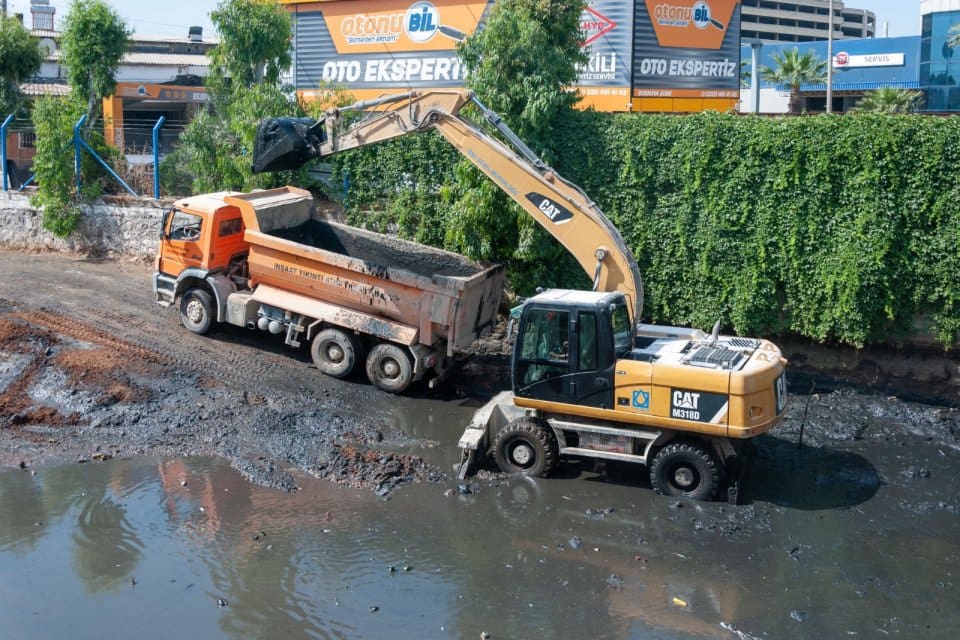Şehir merkezindeki derelerin tabanında yıl boyu yağışlarla biriken ve artan