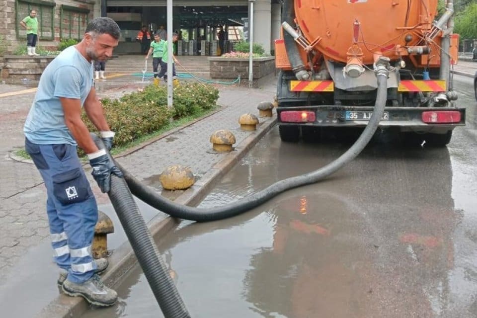 Kentte &ouml;zellikle Bornova ve Bayraklı il&ccedil;elerinde etkili olan yağışlara İZSU