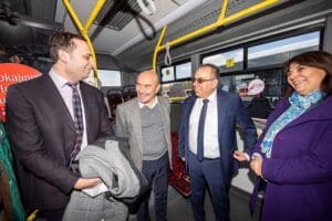 İzmir B&uuml;y&uuml;kşehir Belediyesi&rsquo;nin &ccedil;evre il&ccedil;elerin toplu ulaşım ağına entegre edilmesi