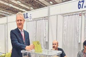 İzmir Ticaret Odası başkanını se&ccedil;mek i&ccedil;in sandık başına gitti. Resmi