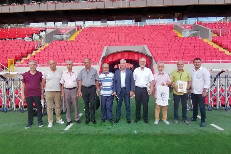 İzmir Spor Kul&uuml;pleri Birliği Vakfı (İZVAK) y&ouml;netimi, genel kurulda a&ccedil;ıkladığı