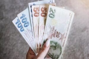 IMF, k&uuml;resel ekonomik b&uuml;y&uuml;me hızının bu yıl y&uuml;zde 2,9'a gerileyeceğini