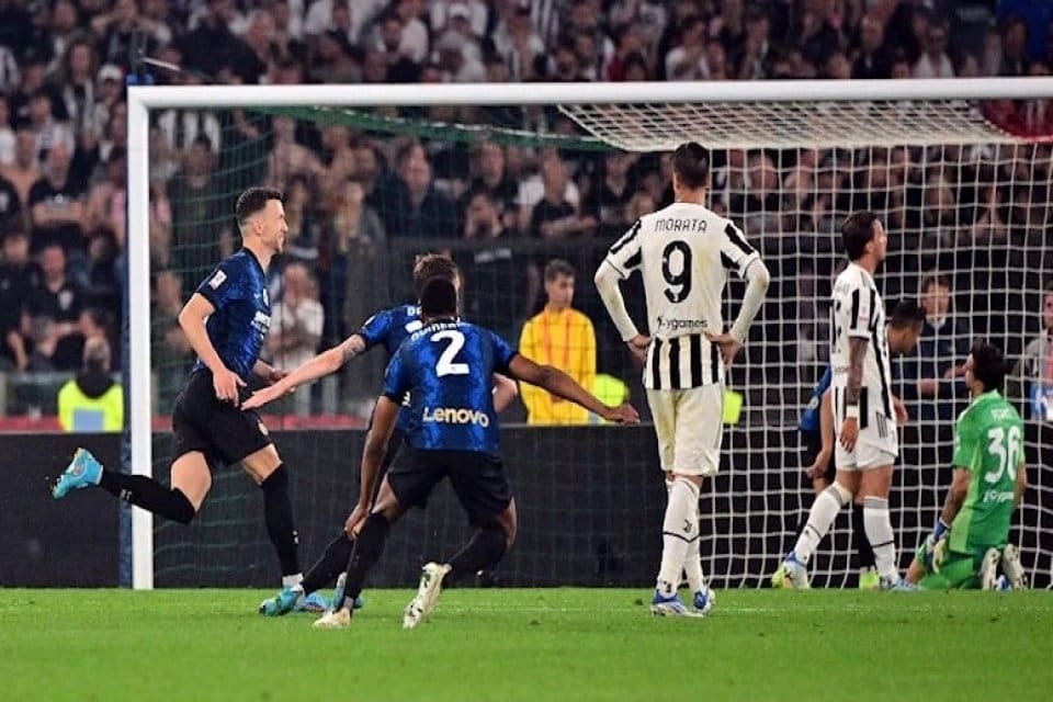 İtalya Kupası final m&uuml;cadelesinde Juventus'u uzatma dakikalarında bulduğu gollerle 4-2