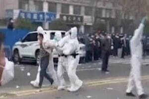 &Ccedil;in'in Zhengzhou kentinde bulunan iPhone fabrikasındaki karantina koşullarını protesto eden