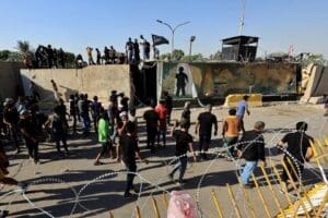 Irak'ın en g&uuml;&ccedil;l&uuml; ismi Şii din adamı Sadr siyaseti bıraktığını