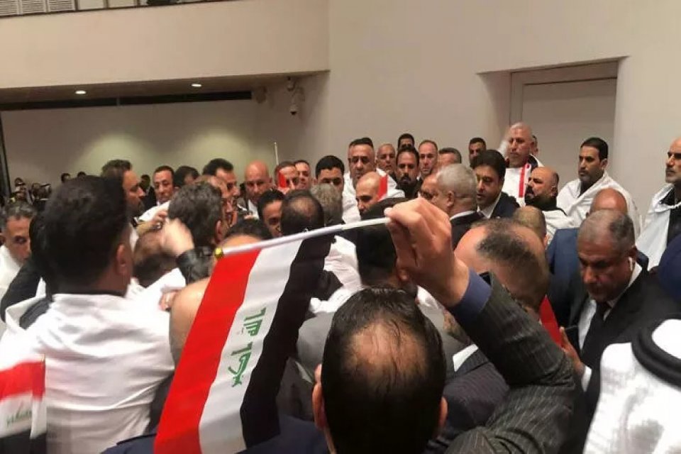 Irak&rsquo;ta Sadr Grubu'nun Şii Lideri Mukteda Sadr, destek&ccedil;ilerinin Irak parlamentosunu