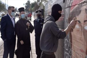 Yunanistan'da ırkçı geçmişiyle tanınan graffiti sanatçısı Atina'da duvarlara papaz ve