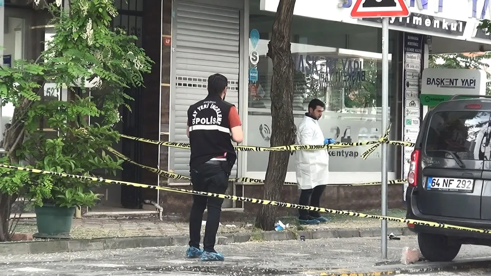 İş yolunda pusu! Eşine kurşun yağdırıp aynı silahla intihar etti Bugün saat 06.45 sıralarında, İstanbul’un Esenyurt ilçesinde bulunan Güzelyurt Mahallesi’nde