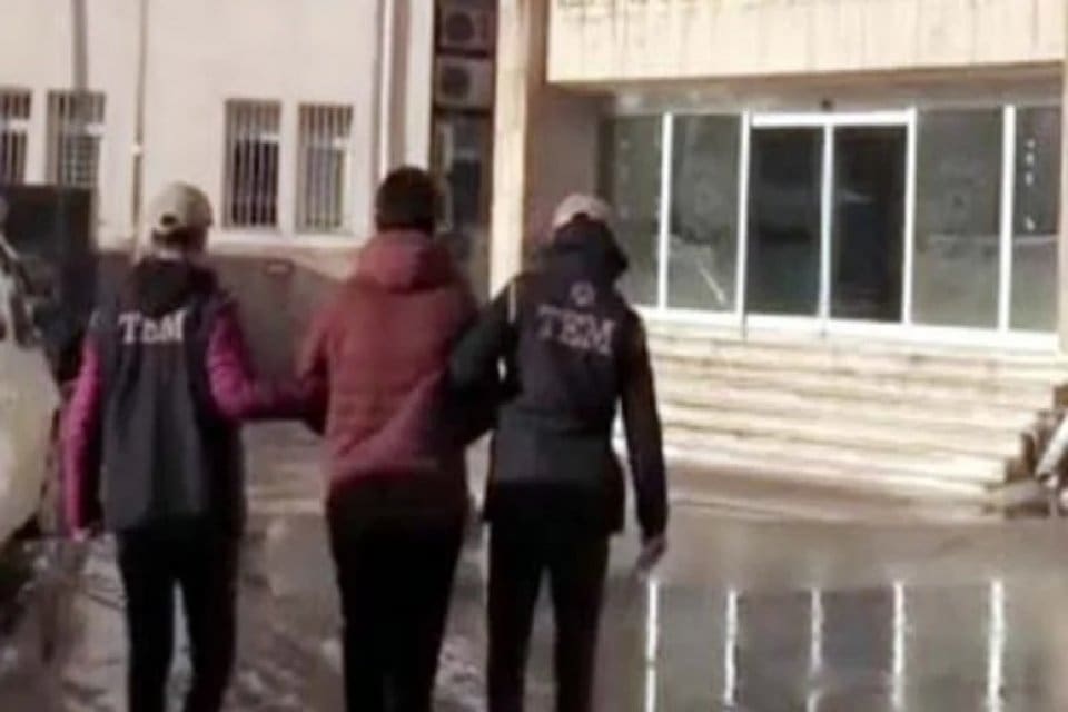 Gaziantep'te, polis ekiplerinin IŞİD ter&ouml;r &ouml;rg&uuml;t&uuml;ne y&ouml;nelik d&uuml;zenlediği operasyonda, 1'i
