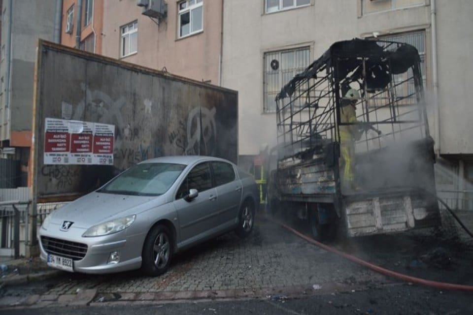 Kağıthane &Ccedil;ağlayan Mahallesinde kamyonet kasasında ısınma ama&ccedil;lı yakılan ateş, kamyonetin