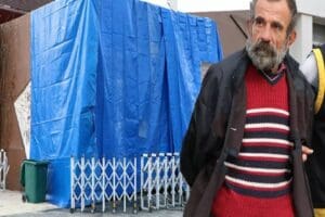 Adana&rsquo;da, sokakta yaşayan Ramazan Sarı (66), ısınmak i&ccedil;in bulduğu kartonları