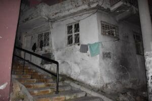 İzmir'in Konak il&ccedil;esinde, oturdukları evi ısıtmak i&ccedil;in tencerede&nbsp;k&ouml;m&uuml;r yakan&nbsp;yabancı uyruklu&nbsp;3'&uuml;