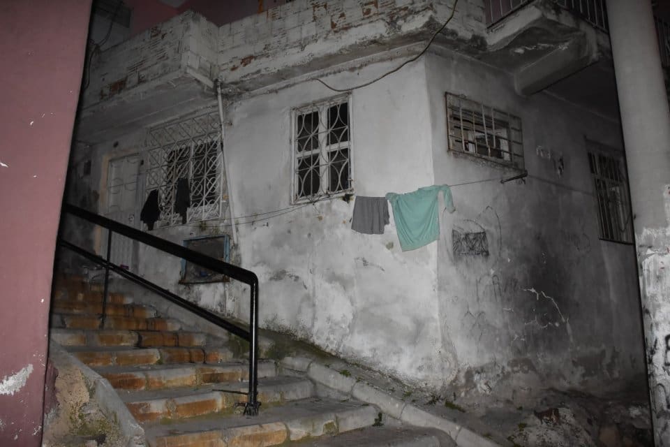 İzmir'in Konak il&ccedil;esinde, oturdukları evi ısıtmak i&ccedil;in tencerede&nbsp;k&ouml;m&uuml;r yakan&nbsp;yabancı uyruklu&nbsp;3'&uuml;