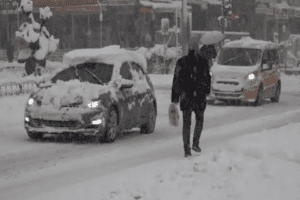 Isparta'nın bazı mahallelerinde ve il&ccedil;elerinde akşam saatlerinde başlayan yoğun kar