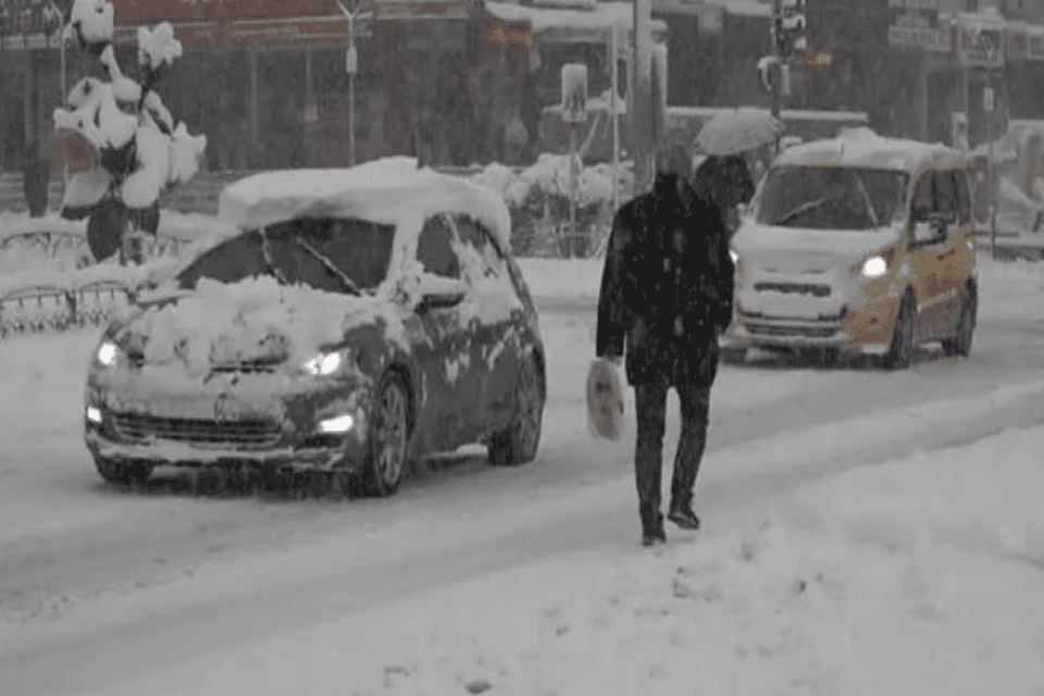 Isparta'nın bazı mahallelerinde ve il&ccedil;elerinde akşam saatlerinde başlayan yoğun kar