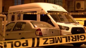 İzmir’in Karabağlar ilçesi Bahar Mahallesi 2904. Sokak’ta dün akşam, 25