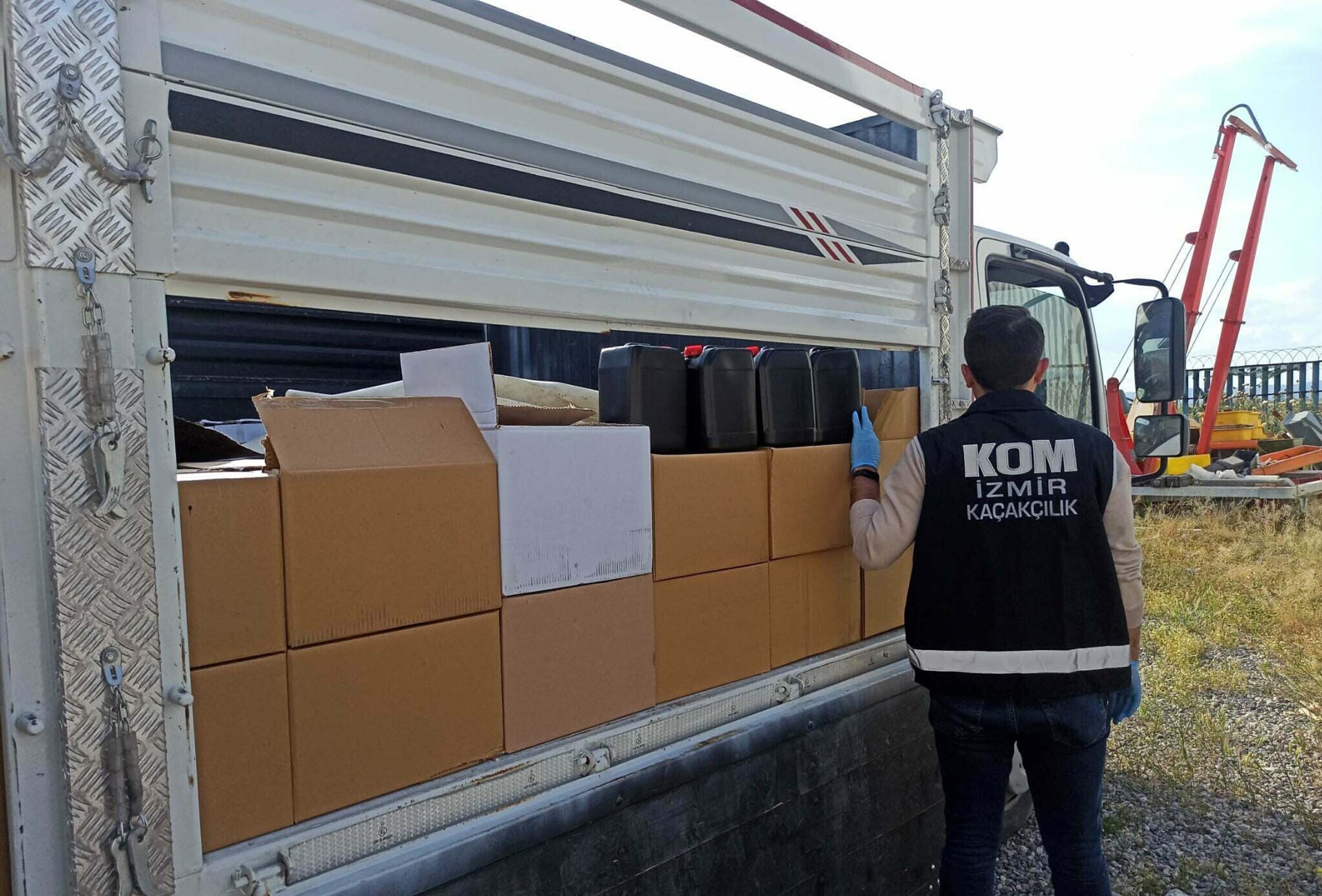 İl Emniyet Müdürlüğü Kaçakçılık Şube ekipleri, Menemen’de sahte etil alkol