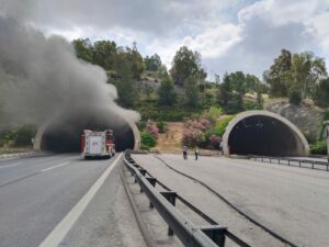 Bornova’dan Karşıyaka yönüne giden TIR’ın saat 11.00 sıralarında, Bayraklı Tüneli’nden geçerken