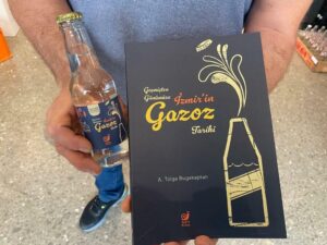 İzmir’de 15 yılda topladığı 1500’ün üzerinde farklı gazoz şişesi ile