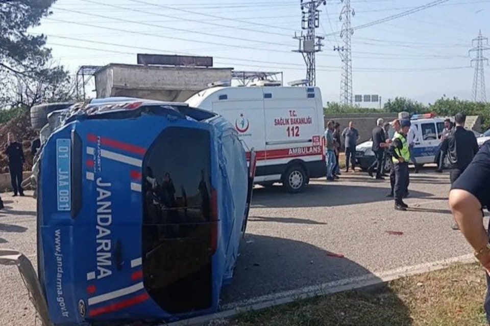 Adana&rsquo;nın Kozan il&ccedil;esinde jandarma aracıyla otomobilin &ccedil;arpışması sonucu 2 asker