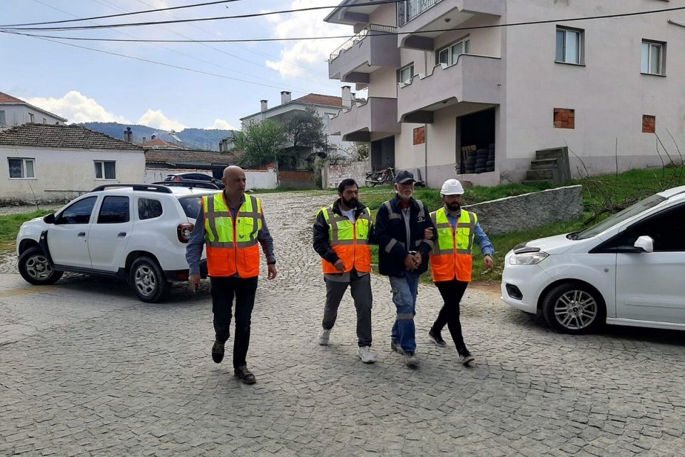 İzmir'in Bergama il&ccedil;esinde girdikleri taş ocağında iş&ccedil;i gibi davranan jandarma