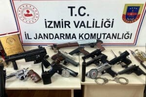 İZMİR'in Aliağa il&ccedil;esindeki bir eve operasyon d&uuml;zenleyen jandarma ekipleri, &ccedil;ok