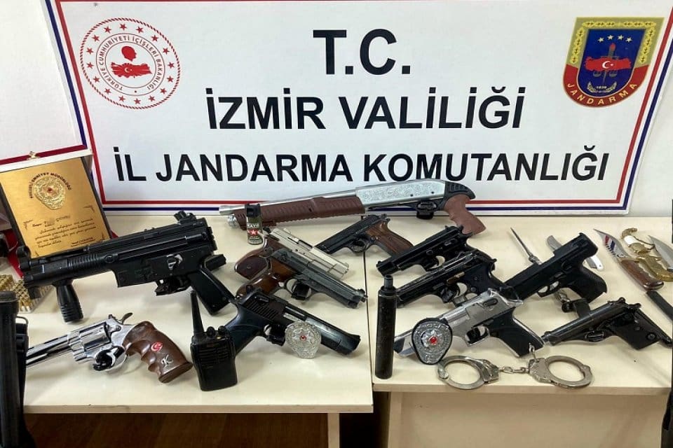 İZMİR'in Aliağa il&ccedil;esindeki bir eve operasyon d&uuml;zenleyen jandarma ekipleri, &ccedil;ok