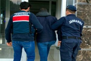 İzmir'in &Ccedil;iğli ve Menemen il&ccedil;elerinde 1'i FET&Ouml; &uuml;yeliğinden hakkında yakalama