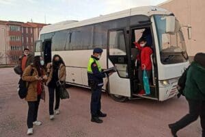 İZMİR'de, okul servis ara&ccedil;larının karışabileceği kazaları &ouml;nlemek, &ouml;ğrenim g&ouml;ren &ccedil;ocukların