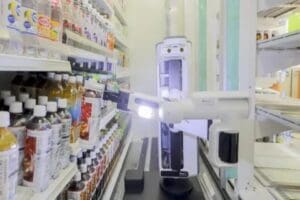 Japonya'da bir market zinciri, reyon g&ouml;revlileri yerine robotlar &ccedil;alıştırılacak. Robotların