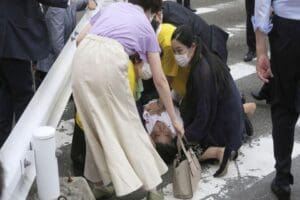 Japonya, eski başbakanlardan Shinzo Abe'nin Nara kentinde &ouml;ld&uuml;r&uuml;lmesinin şokunu yaşıyor…