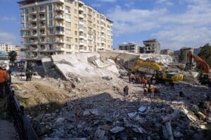 Yıkıcı&nbsp;depremlerin&nbsp;ardından Hatay, İskenderun ve Samandağ b&ouml;lgelerinde incelemelerde bulunan Jeofizik M&uuml;hendisleri