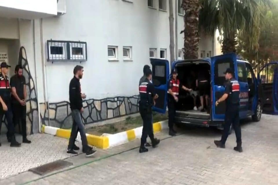 İstanbul'dan yasa dışı yollarla&nbsp;Yunan adalarına ge&ccedil;mek &uuml;zere İzmir'e getirilen 84