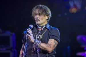 Karayip Korsanları'nın Captain Jack Sparrow'u Johnny Depp, m&uuml;zik grubu Hollywood