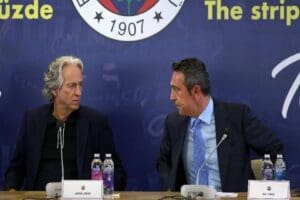 Fenerbah&ccedil;e'nin yeni teknik direkt&ouml;r&uuml; Jorge Jesus i&ccedil;in imza t&ouml;reni d&uuml;zenlendi.