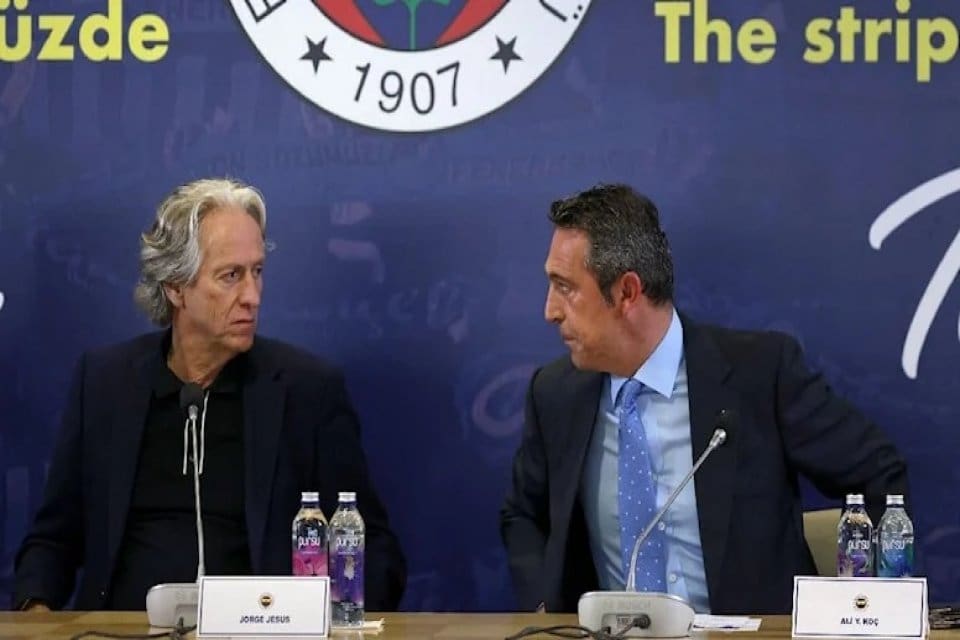 Fenerbah&ccedil;e'nin yeni teknik direkt&ouml;r&uuml; Jorge Jesus i&ccedil;in imza t&ouml;reni d&uuml;zenlendi.