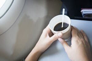 Bir kabin g&ouml;revlisi, u&ccedil;akta "&ccedil;aresiz" kalmadık&ccedil;a m&uuml;rettebat olarak t&uuml;ketmeyecekleri şeyleri
