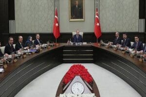 G&ouml;zlerin &ccedil;evrildiği Cumhurbaşkanlığı Kabinesi başladı. Toplantıda ana g&uuml;ndem, Cumhuriyet tarihinin